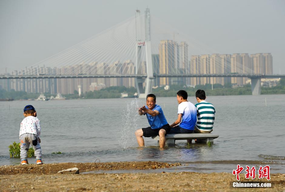 Flood turns square by Yangtze River into water park