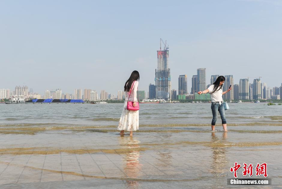 Flood turns square by Yangtze River into water park