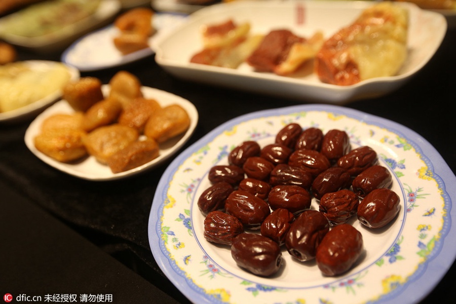 Amazing delicacies made of stone at jewelry exhibition