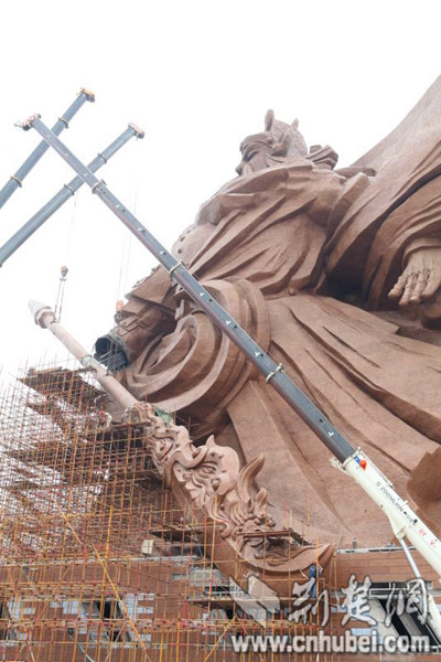 70-meter Green Dragon Crescent Blade hoisted onto world's largest Guan Yu Statue