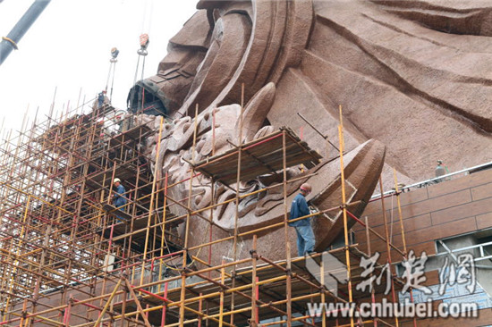 70-meter Green Dragon Crescent Blade hoisted onto world's largest Guan Yu Statue