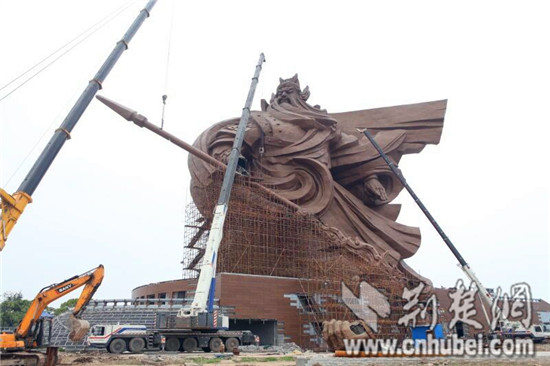 70-meter Green Dragon Crescent Blade hoisted onto world's largest Guan Yu Statue