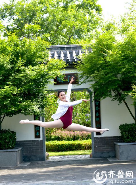 Charming dancing students pose for graduation photos