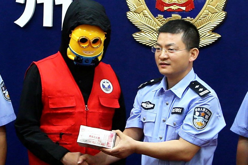 Guangzhou delivery man help police seize 300 kg crystal meth