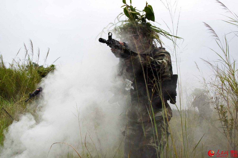 Guangxi armed police corps conduct field training