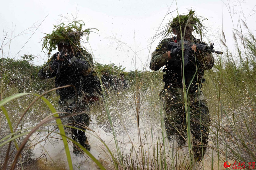 Guangxi armed police corps conduct field training