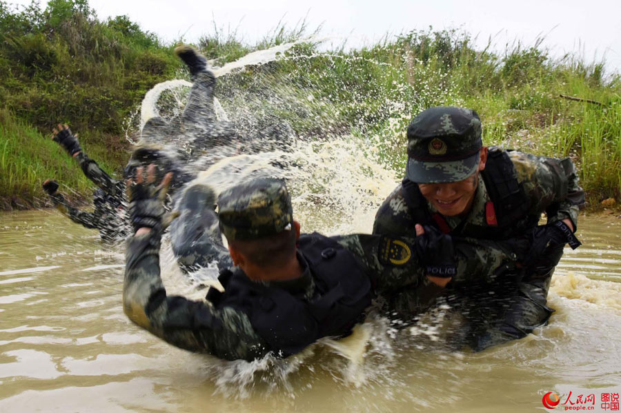 Guangxi armed police corps conduct field training