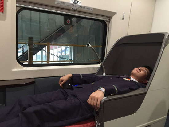 A glimpse into the cabin of a Kunming–Shanghai high-speed train