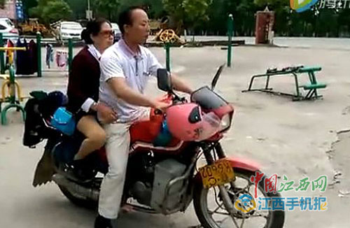 Blind man drives a motorcycle in Jiangxi