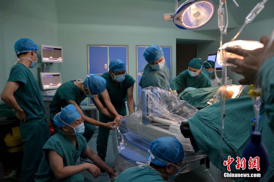 Orthopaedic robot treats patient in SW China