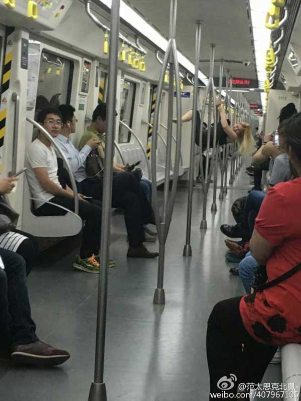 Blonde shows off pole dancing in Tianjin subway car