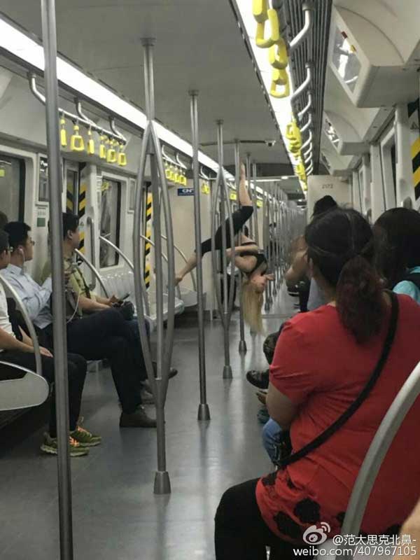 Blonde shows off pole dancing in Tianjin subway car