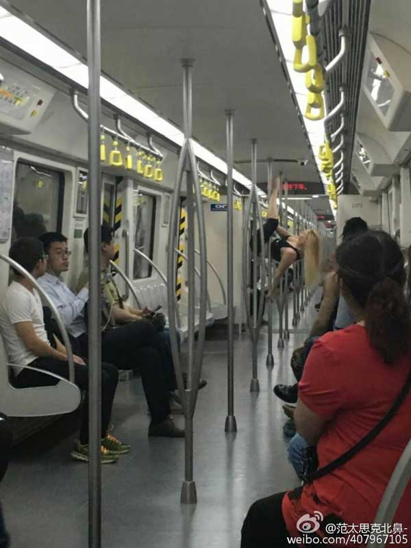 Blonde shows off pole dancing in Tianjin subway car