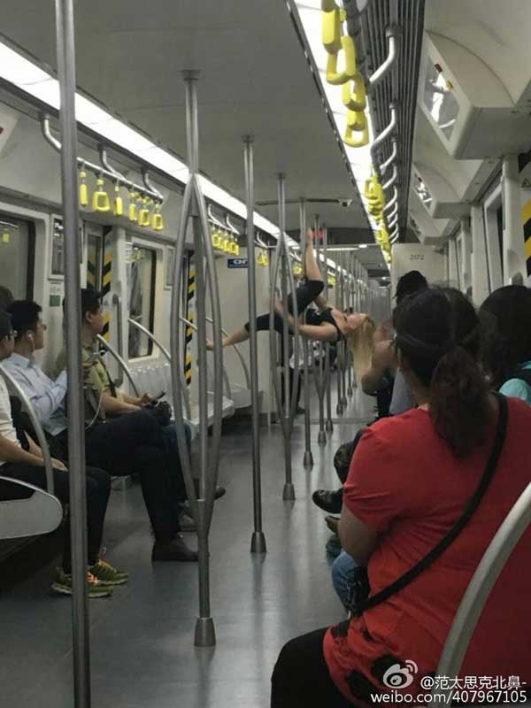Blonde shows off pole dancing in Tianjin subway car