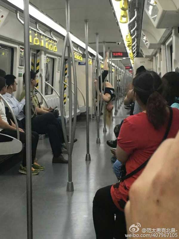 Blonde shows off pole dancing in Tianjin subway car