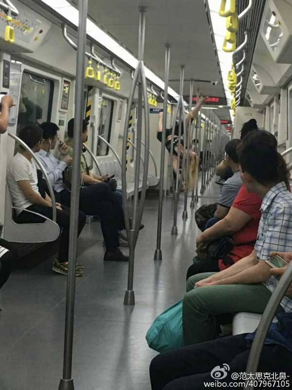 Blonde shows off pole dancing in Tianjin subway car