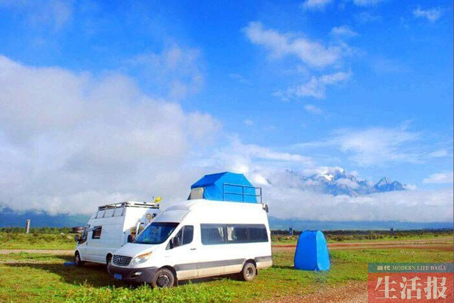 Man takes family around China in trailer