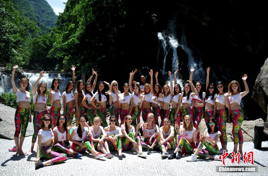 Contestants of Supermodel of the World 2016 debut in Sichuan