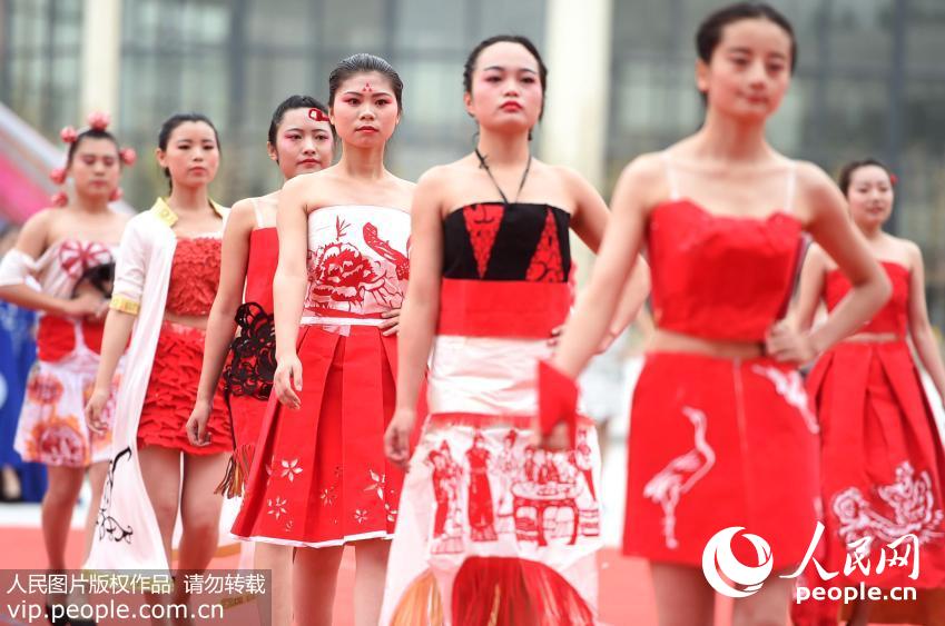 Creative dresses made out of waste shown in E China