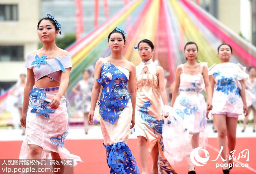 Creative dresses made out of waste shown in E China