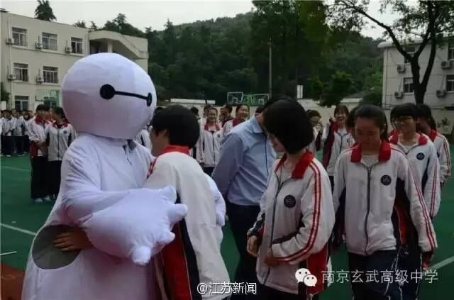 High school principal dressed up as ‪‎Baymax‬ to ease students' stress for the Gaokao