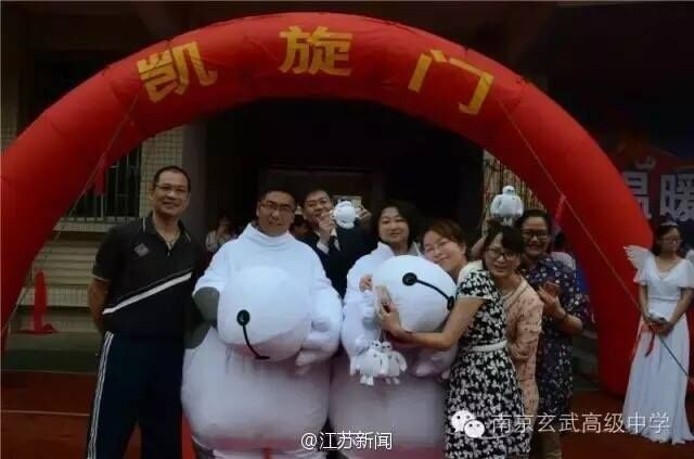 High school principal dressed up as ‪‎Baymax‬ to ease students' stress for the Gaokao