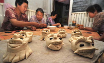 Villagers make tiger-shape buns to prepare for Dragon Boat Festival in N China