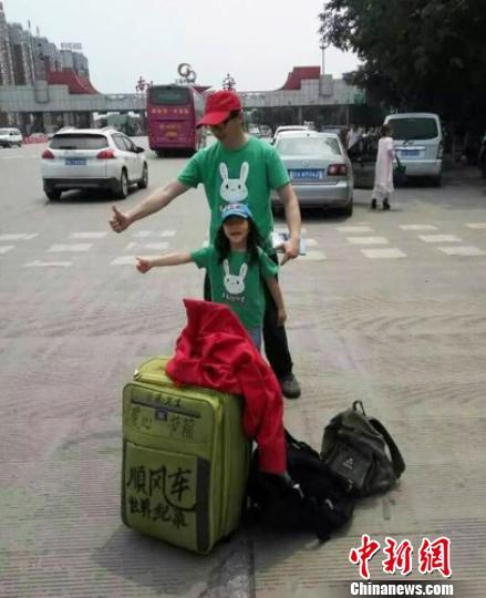 Man hitchhikes through 4 provinces with daughter