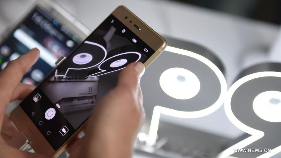 China's Huawei Launches New Smartphone P9 in Russia