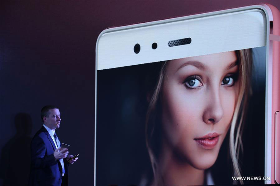 China's Huawei Launches New Smartphone P9 in Russia