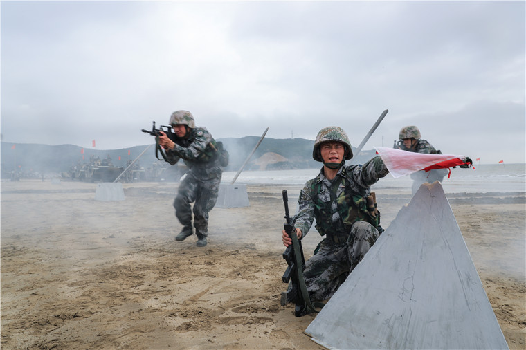 Amphibious mechanized infantry regiment executes coordinated training