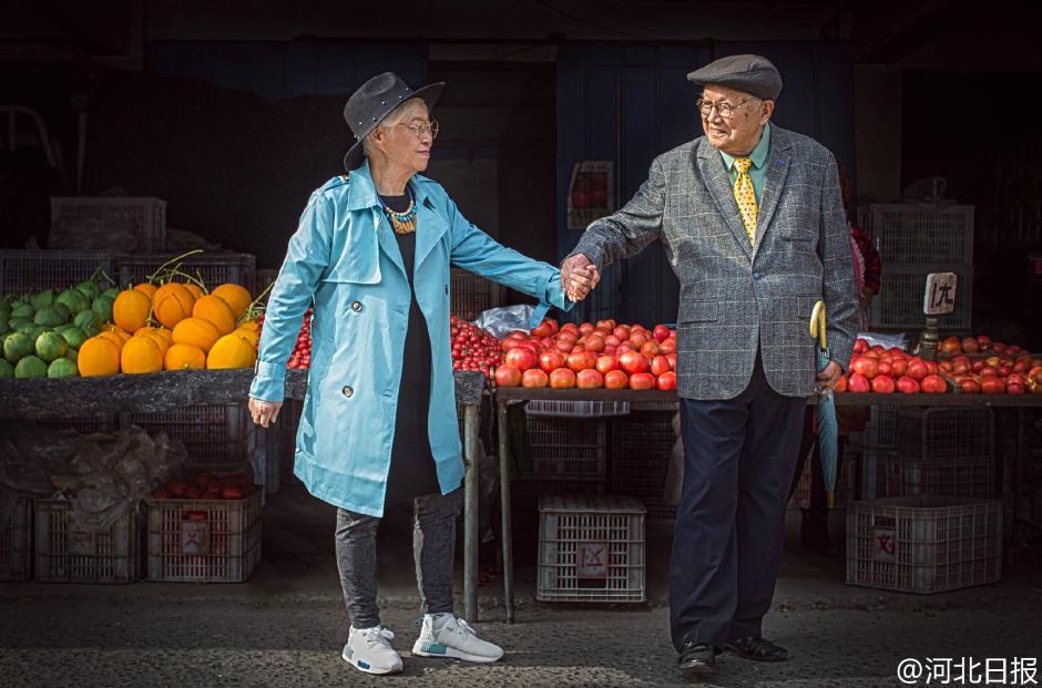 95-year-old couple takes fashion photos to mark 64th wedding anniversary