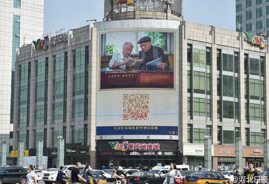 95-year-old couple takes fashion photos to mark 64th wedding anniversary