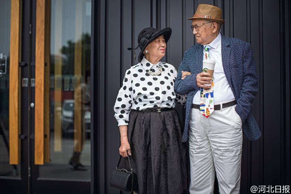 95-year-old couple takes fashion photos to mark 64th wedding anniversary