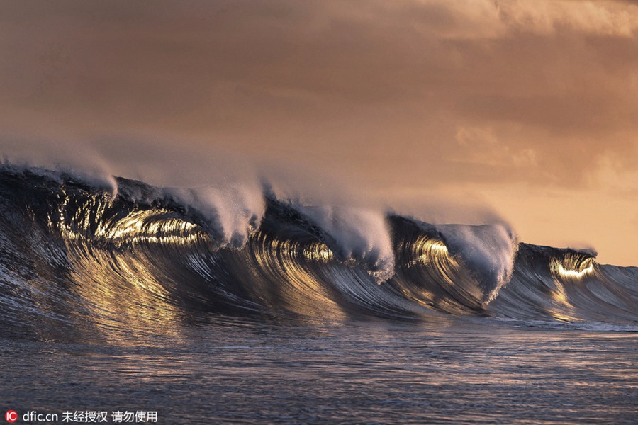 Magnificent waves captured in Tahiti