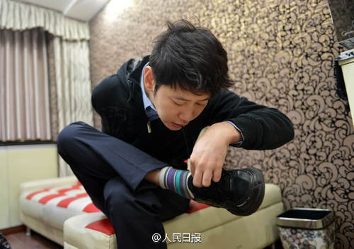 Injured police officer displays perseverance and kindness 