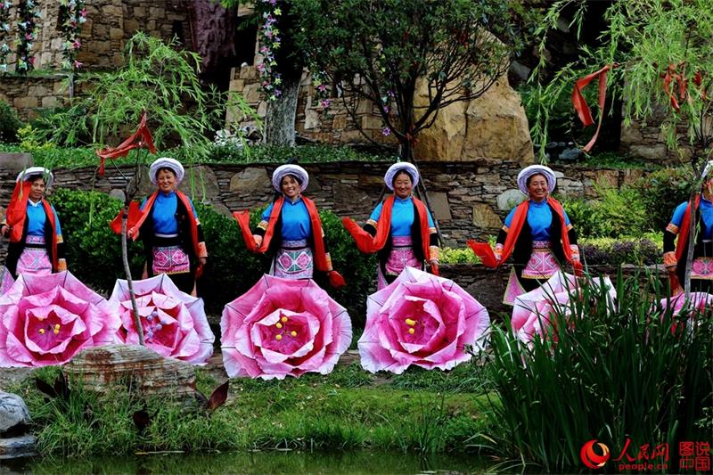 Qiang women mark Waerezu Festival in Sichuan