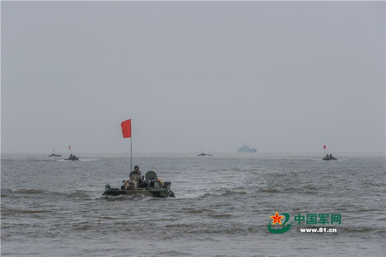 PLA infantry regiment conducts coordinated training with navy unit