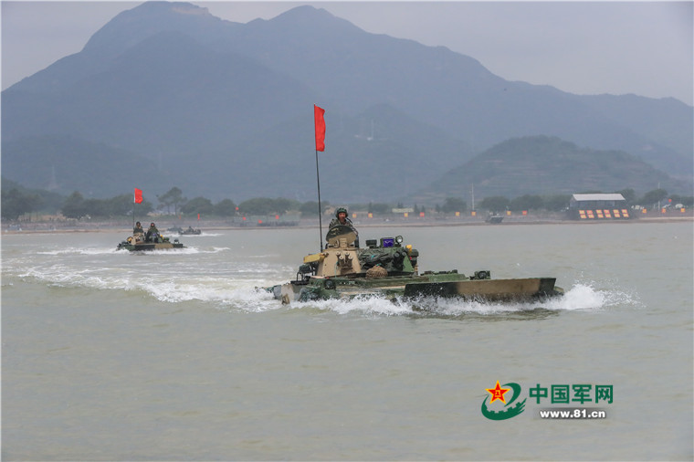 PLA infantry regiment conducts coordinated training with navy unit