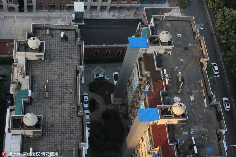 Residents in Wuhan set up elevators through self-raised funds