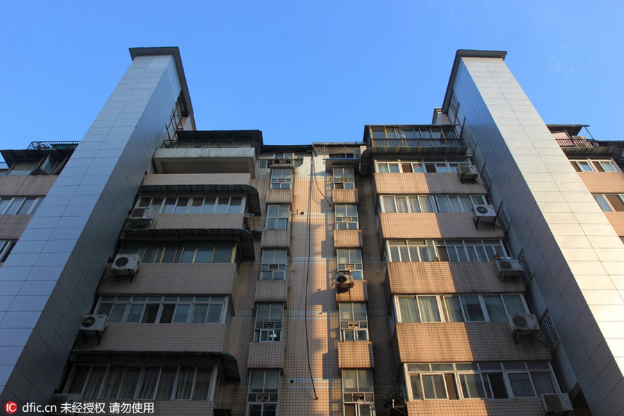 Residents in Wuhan set up elevators through self-raised funds