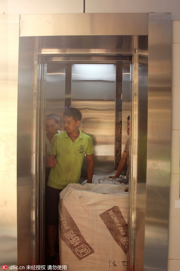 Residents in Wuhan set up elevators through self-raised funds
