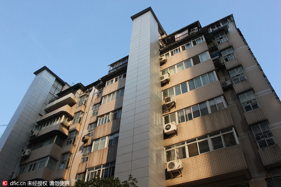 Residents in Wuhan set up elevators through self-raised funds