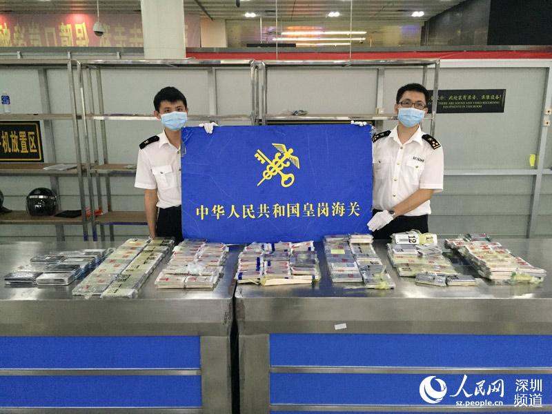 7 people attempt to pass customs with 580 mobile phones taped on their bodies