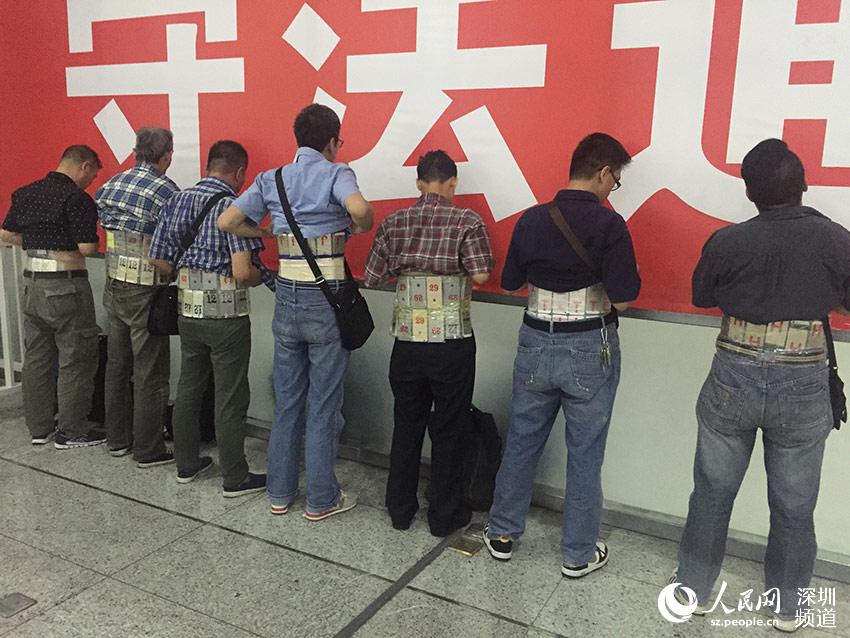 7 people attempt to pass customs with 580 mobile phones taped on their bodies