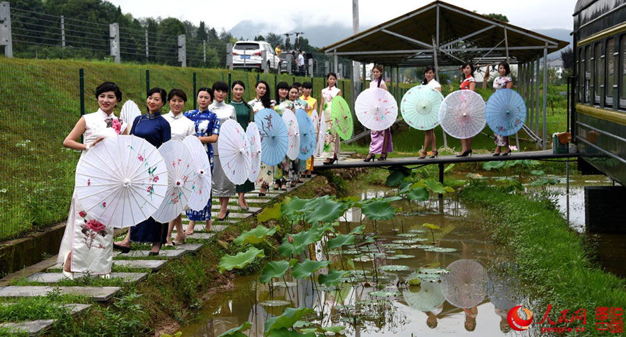 Cheongsam show held in lotus park in Zhejiang