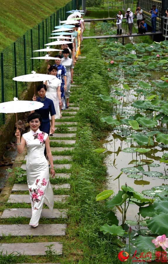 Cheongsam show held in lotus park in Zhejiang