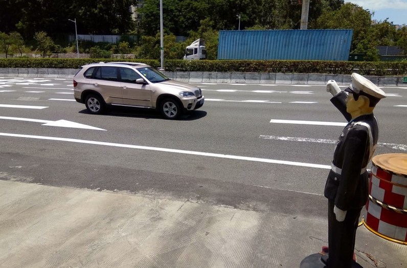 Dummy traffic police spotted on highway in Shenzhen