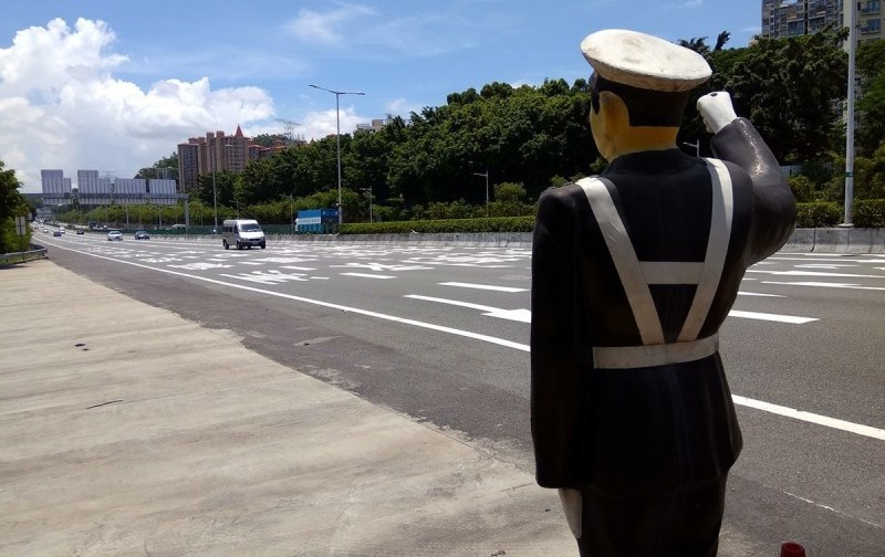 Dummy traffic police spotted on highway in Shenzhen