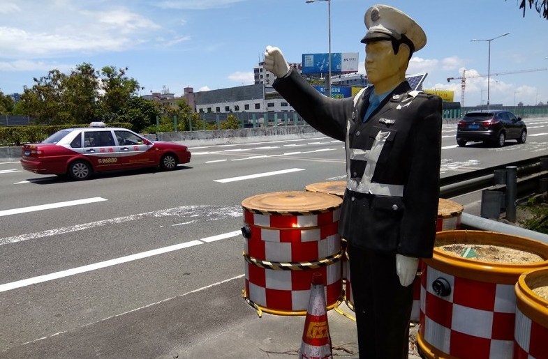 Dummy traffic police spotted on highway in Shenzhen